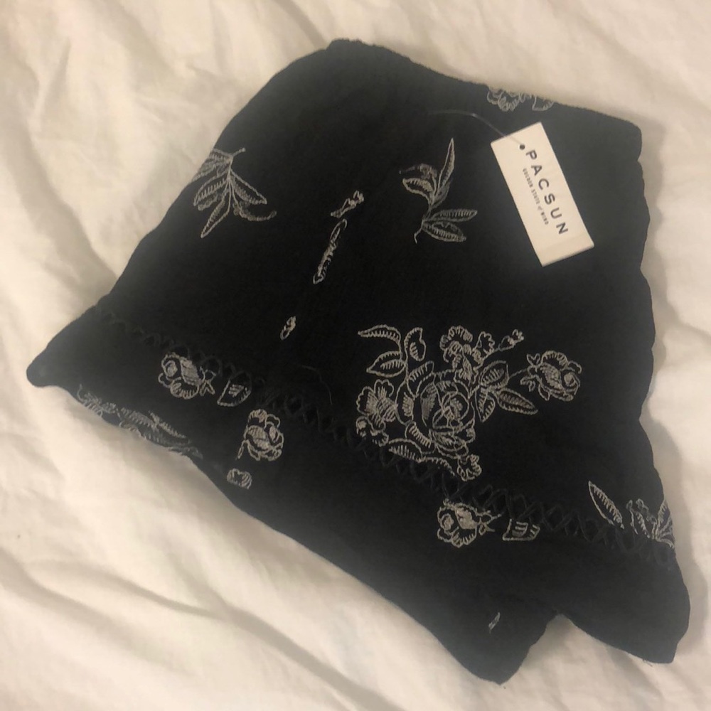 Pacsun Kendall & Kylie Floral B&W shorts